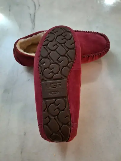 Pantuflas de gamuza UGG rojas con forro de lana - miniatura 2