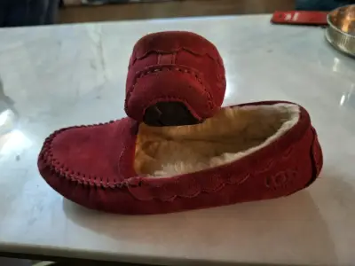Pantuflas de gamuza UGG rojas con forro de lana - miniatura 3
