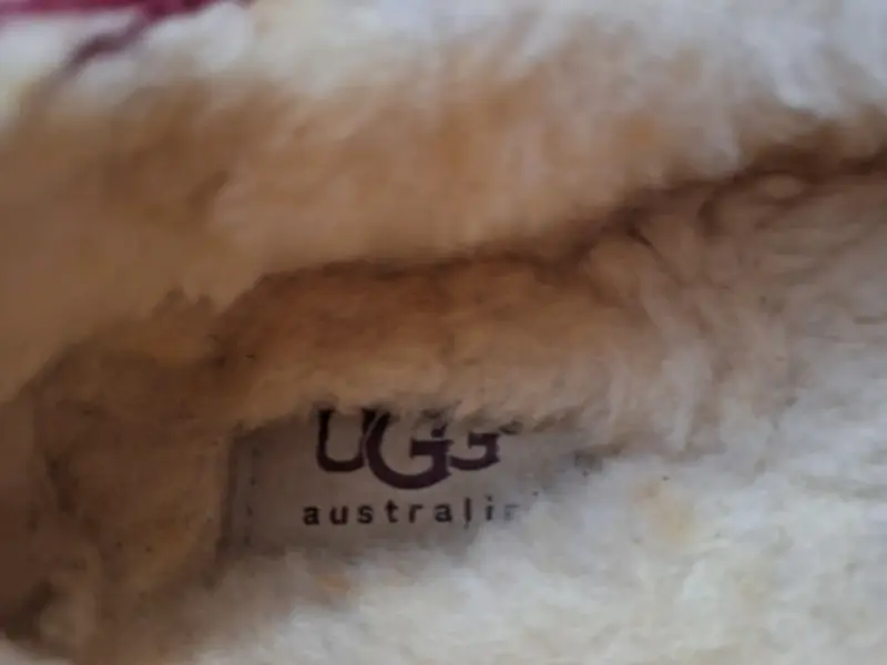 Pantuflas de gamuza UGG rojas con forro de lana - 4