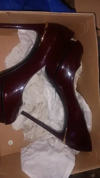 Tacones altos burdeos elegantes - miniatura 2