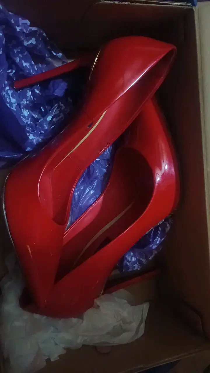 Tacones rojos de charol elegantes - 1