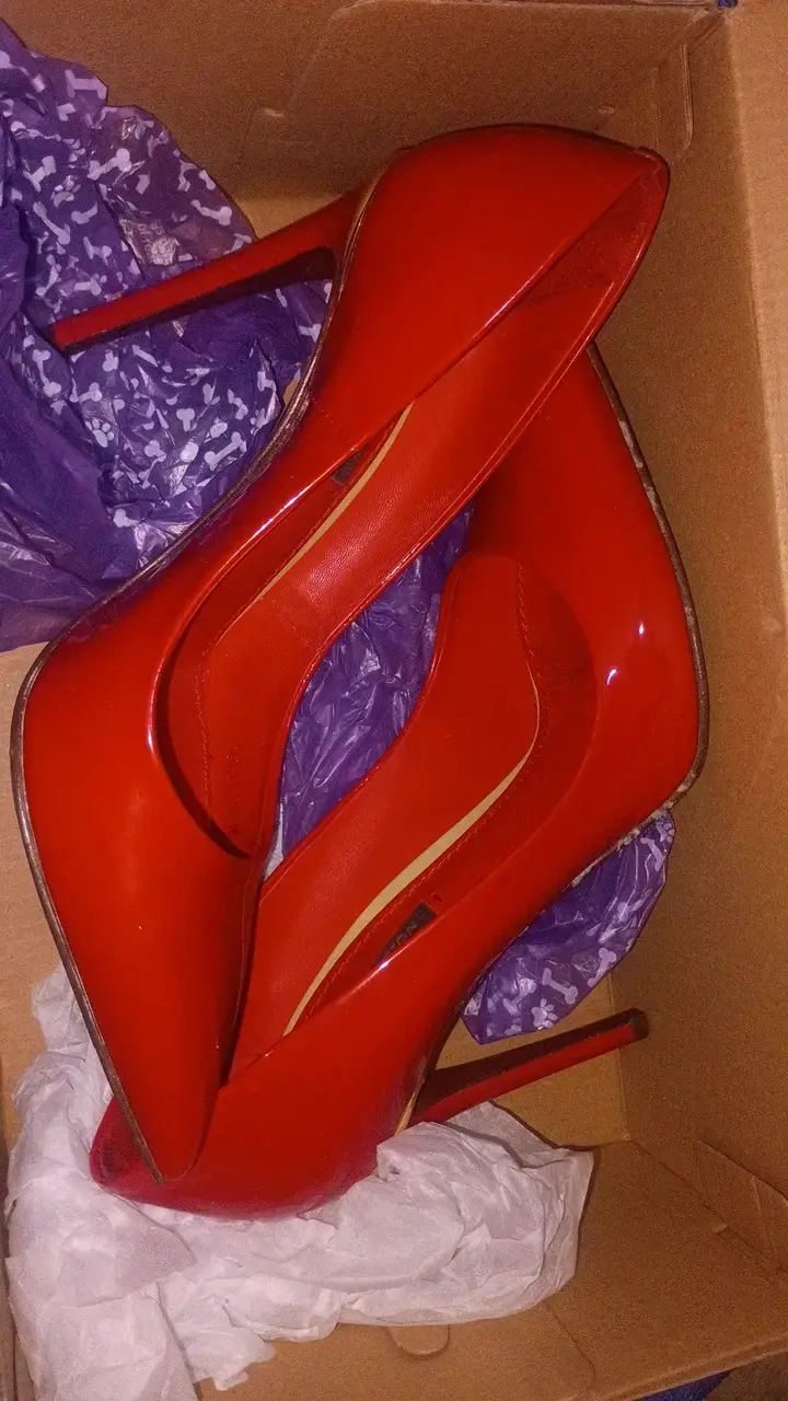Tacones rojos de charol elegantes - 2