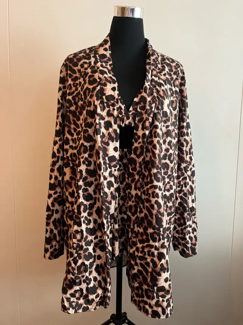 Conjunto de blusa y falda con estampado animal print - 2