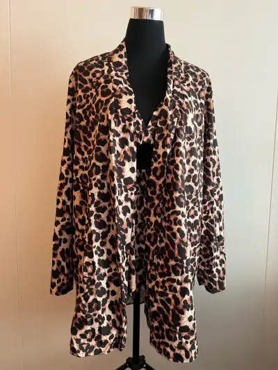 Conjunto de blusa y falda con estampado animal print - miniatura 2