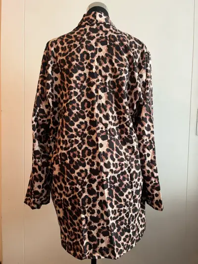 Conjunto de blusa y falda con estampado animal print - miniatura 3