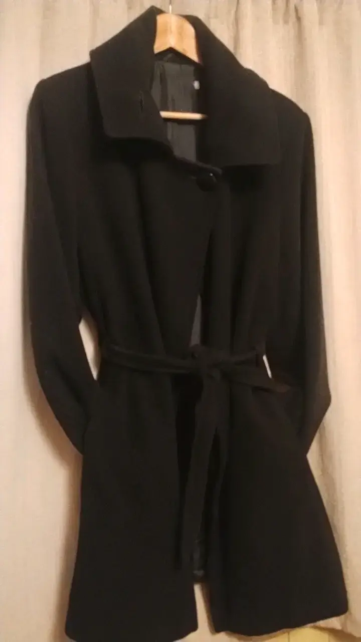 Abrigo negro elegante para mujer - 1