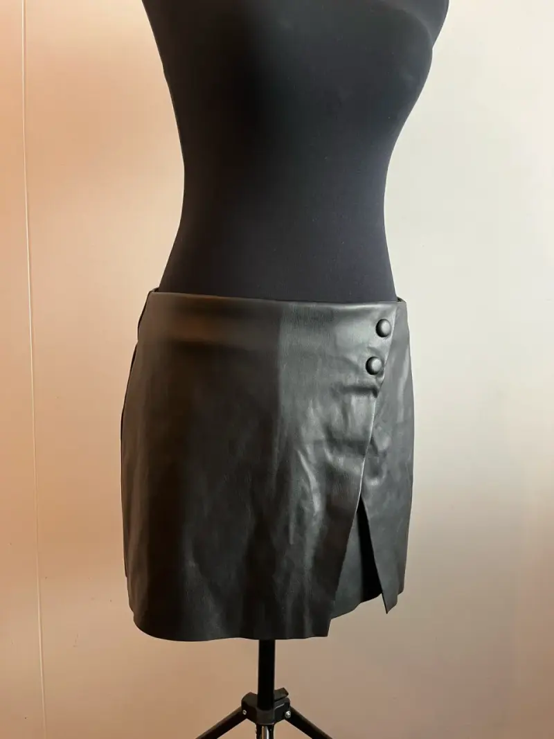 Mini falda short negra de cuero elegante - 1