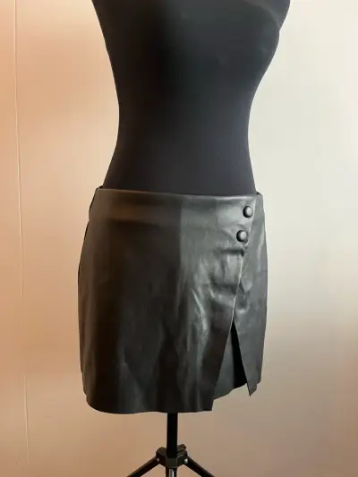 Mini falda short negra de cuero elegante - miniatura 1