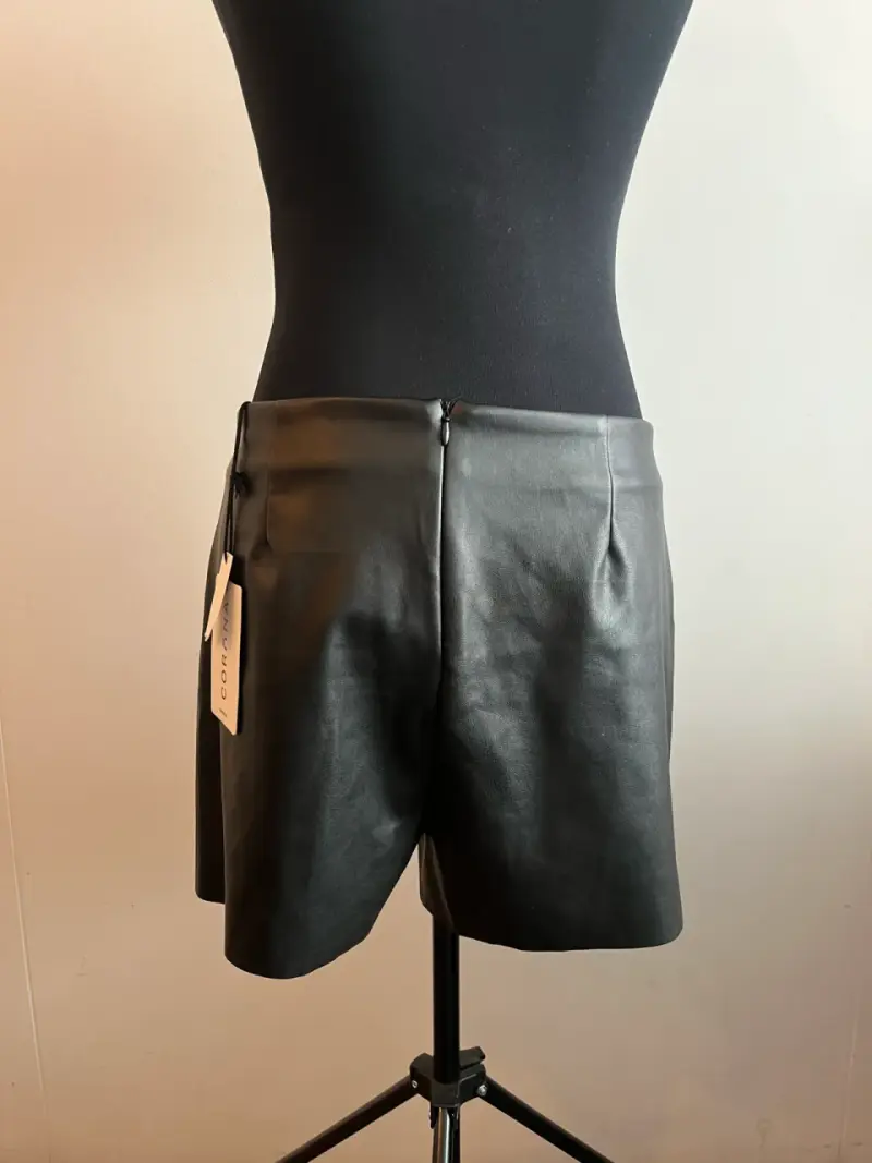 Mini falda short negra de cuero elegante - 2