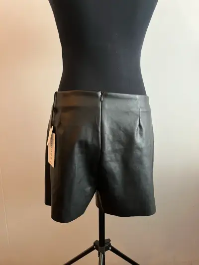 Mini falda short negra de cuero elegante - miniatura 2
