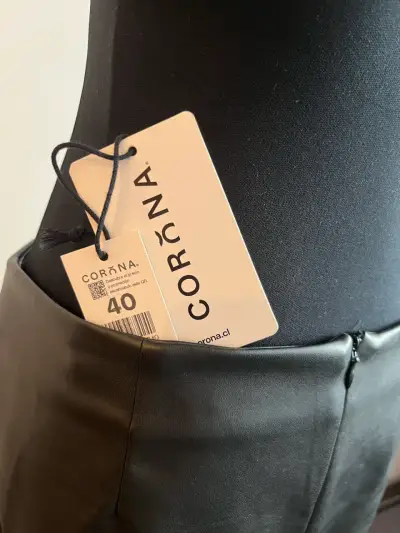Mini falda short negra de cuero elegante - miniatura 3