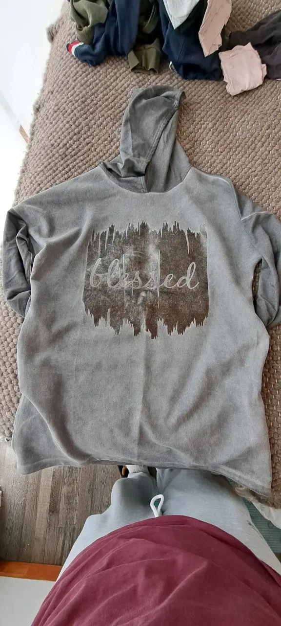 Polerón gris con capucha y diseño 'Blessed' - 1