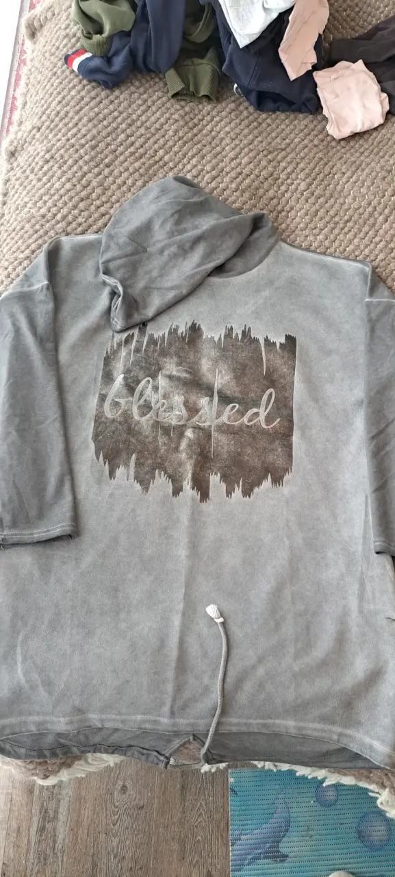 Polerón gris con capucha y diseño 'Blessed' - 2