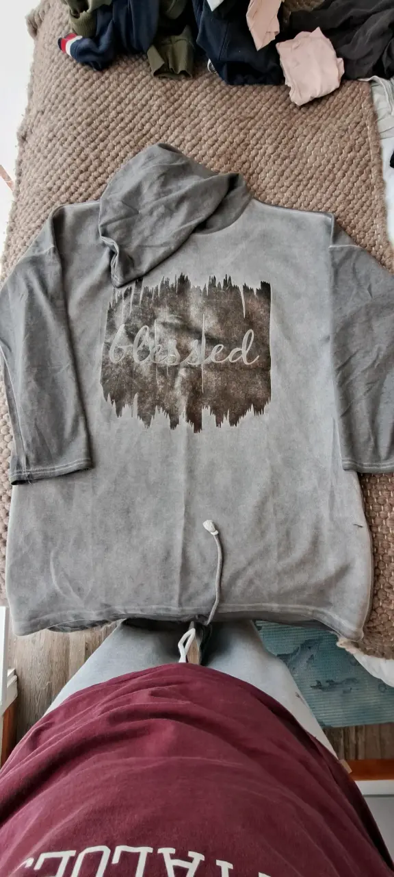 Polerón gris con capucha y diseño 'Blessed' - 3