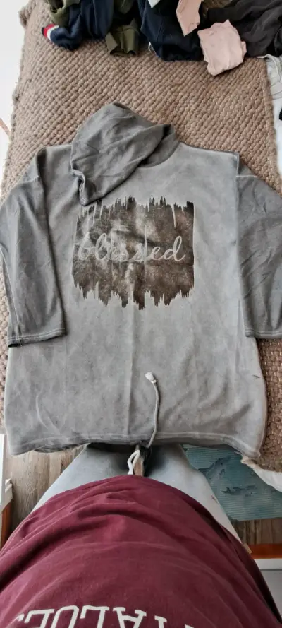 Polerón gris con capucha y diseño 'Blessed' - miniatura 3