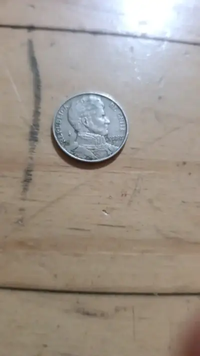 Moneda antigua de Chile con diseño histórico - miniatura 1