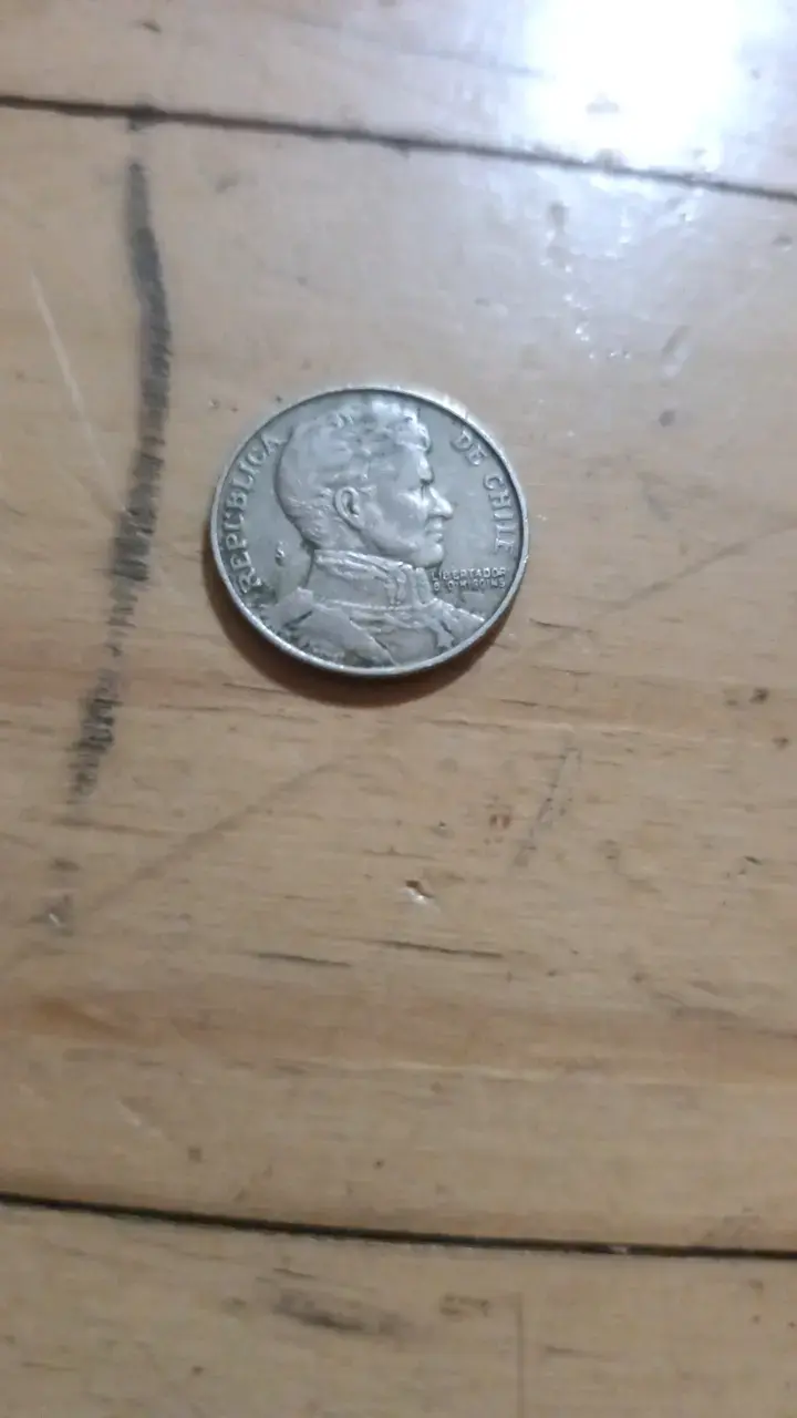 Moneda antigua de Chile con diseño histórico - 2