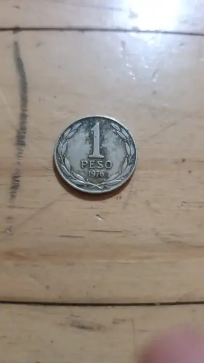 Moneda antigua de Chile con diseño histórico - miniatura 3
