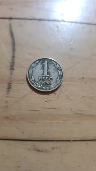Moneda antigua de Chile con diseño histórico - miniatura 4