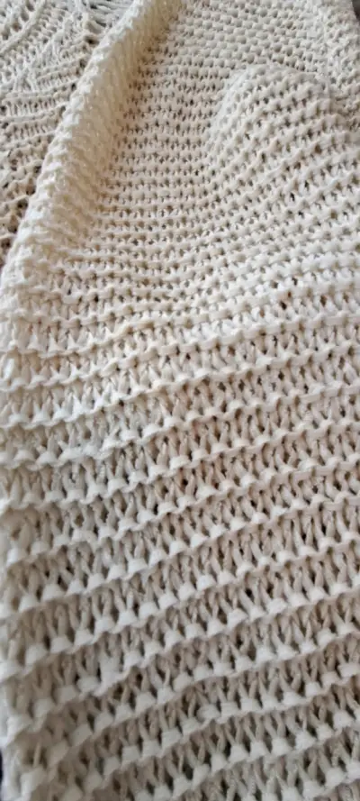 Suéter de punto beige con diseño calado - miniatura 1