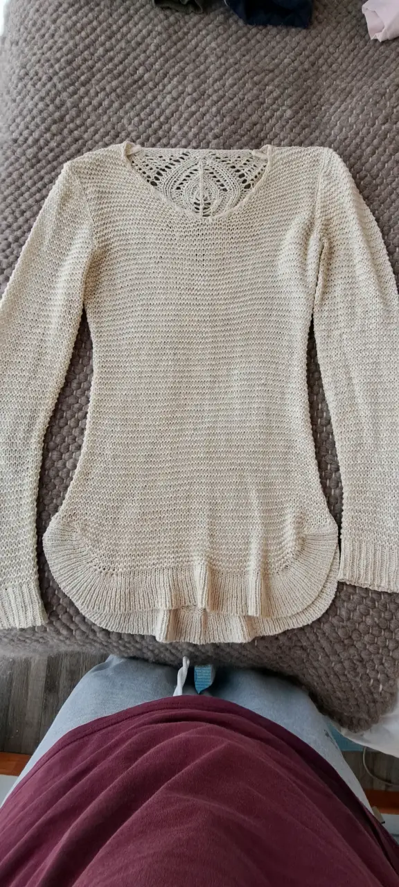 Suéter de punto beige con diseño calado - 2