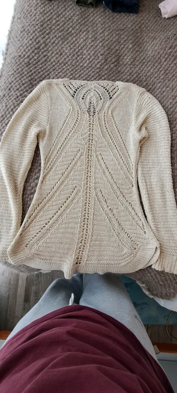 Suéter de punto beige con diseño calado - 3