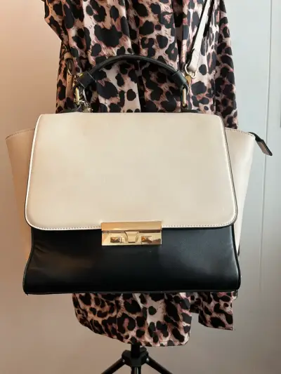 Elegante cartera de cuero bicolor con cierre dorado - miniatura 1