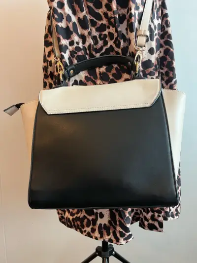 Elegante cartera de cuero bicolor con cierre dorado - miniatura 2