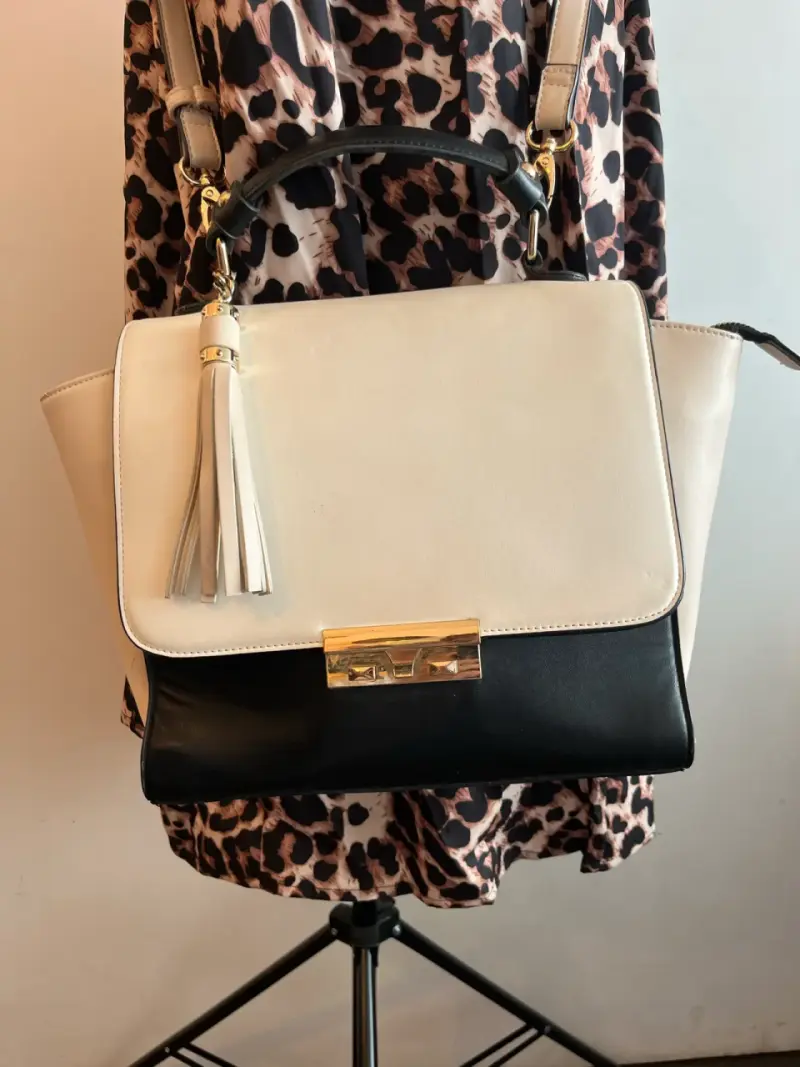 Elegante cartera de cuero bicolor con cierre dorado - 3