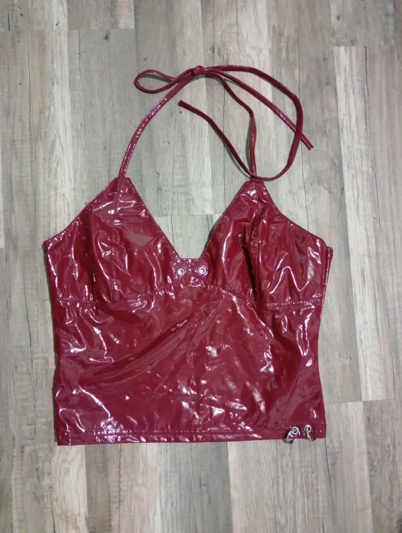 Top de vinilo rojo con tirantes ajustables