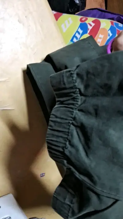 Pantalones largos cargo verde militar para hombre - miniatura 4