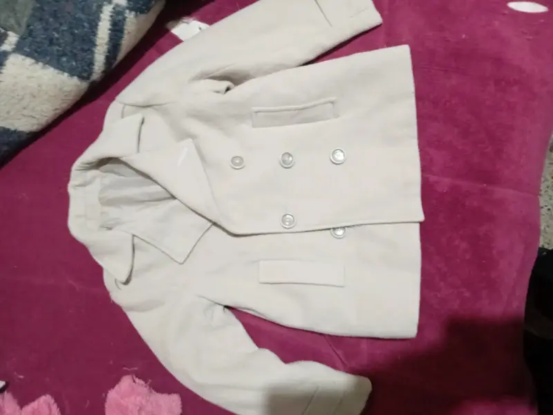 Abrigo infantil beige con botones