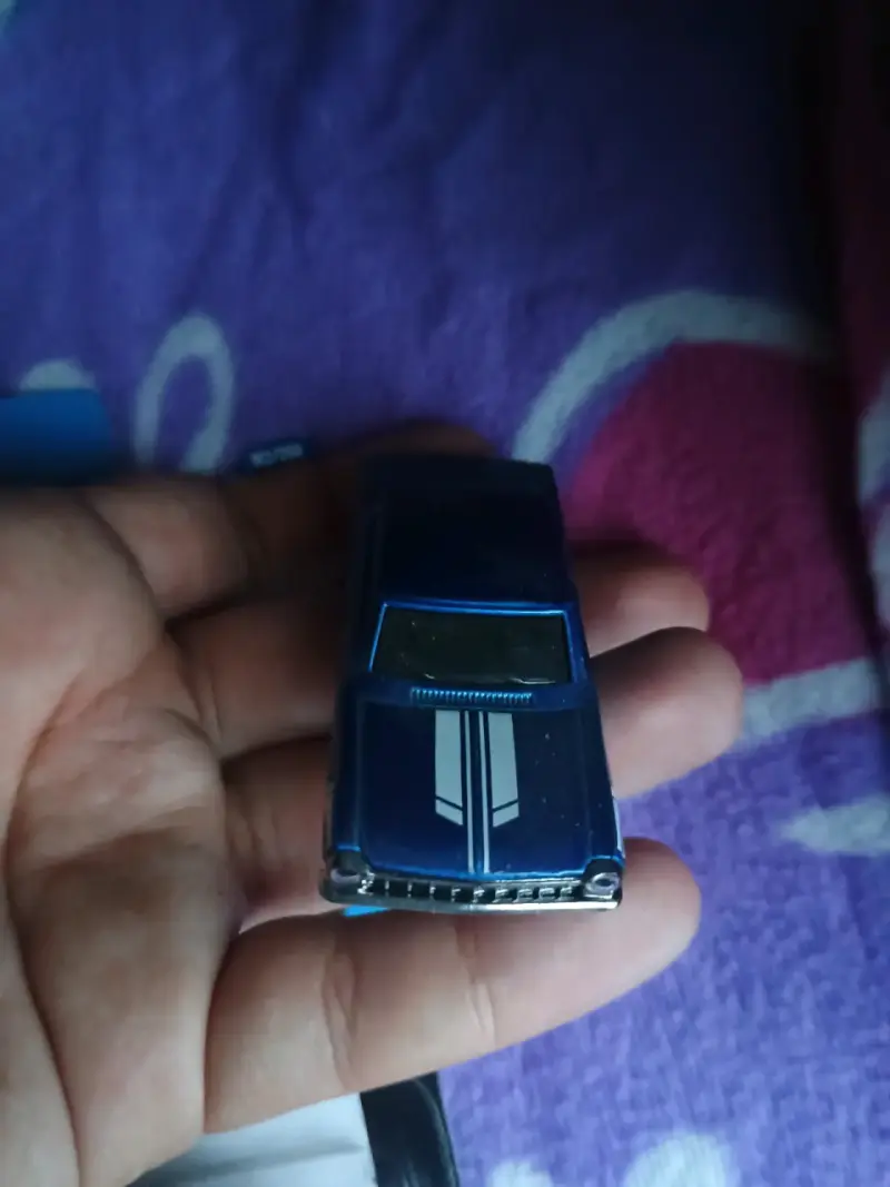 Auto de juguete clásico azul metálico