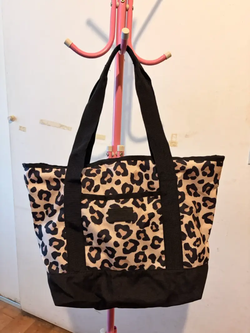 Bolso tote estampado leopardo con asas negras - 1
