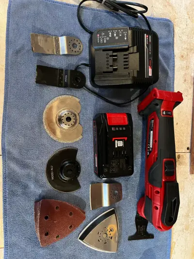 Herramienta multifuncional con accesorios y cargador - miniatura 1