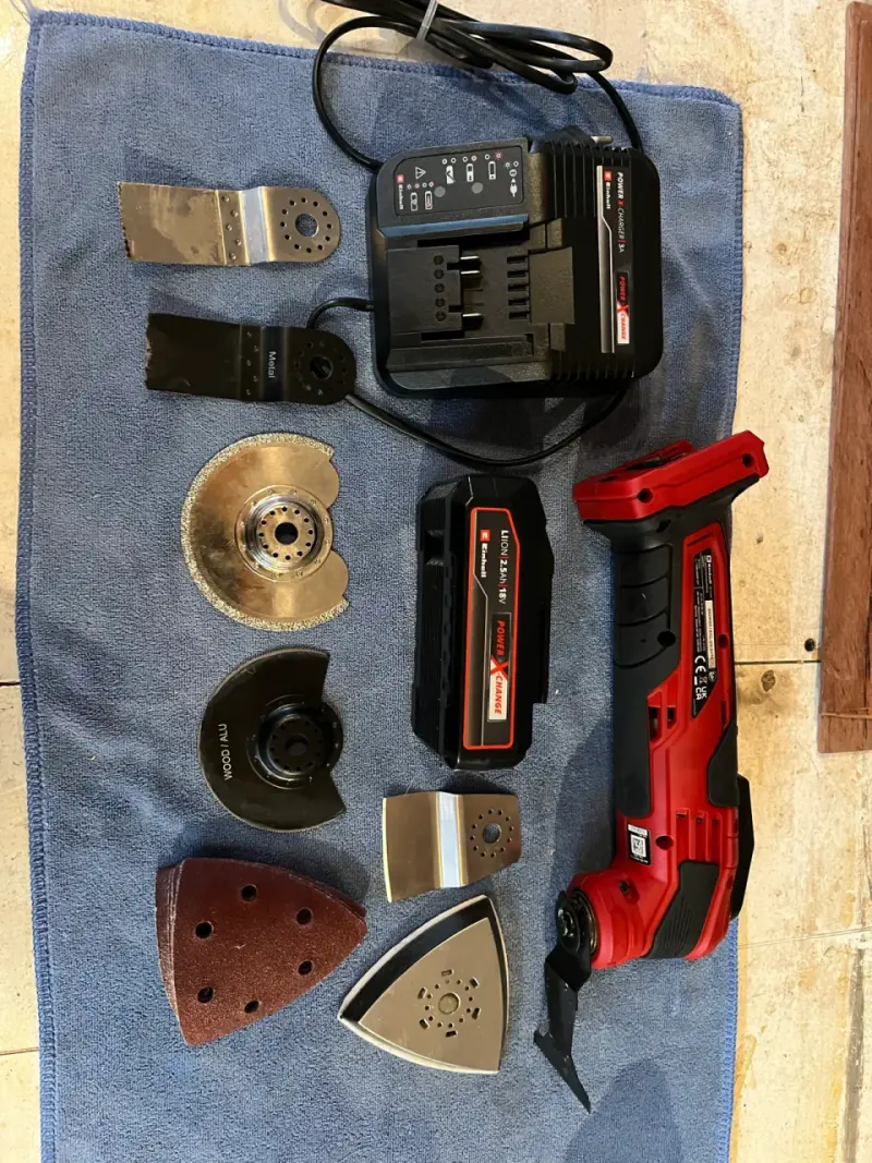 Herramienta multifuncional con accesorios y cargador - 2