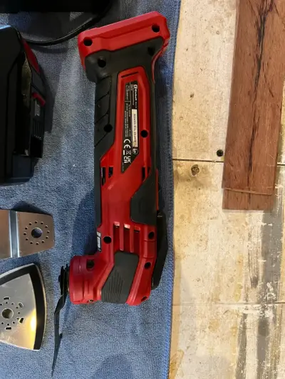 Herramienta multifuncional con accesorios y cargador - miniatura 3