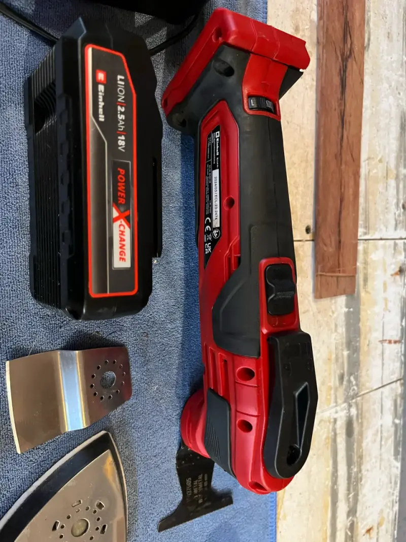 Herramienta multifuncional con accesorios y cargador - 4