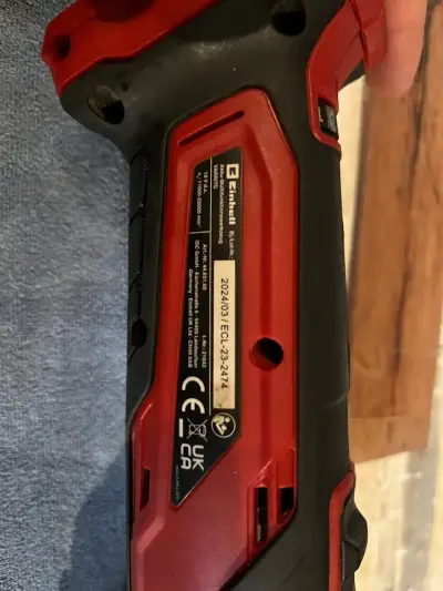 Herramienta multifuncional con accesorios y cargador - miniatura 5