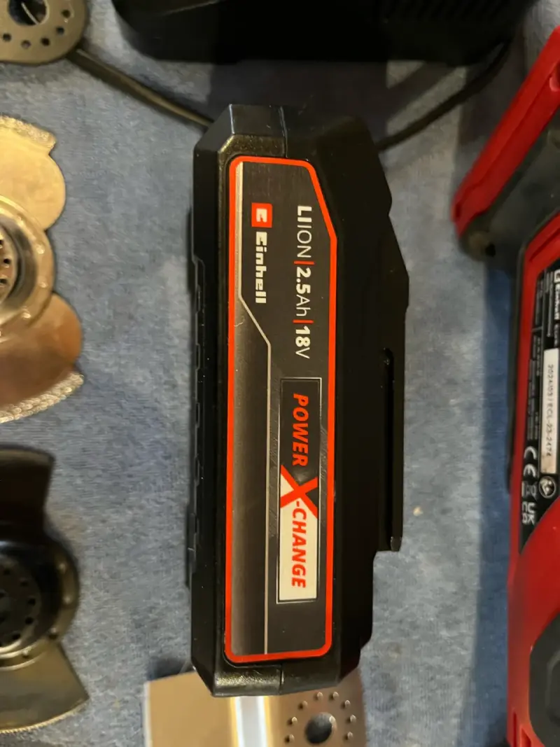 Herramienta multifuncional con accesorios y cargador - 6