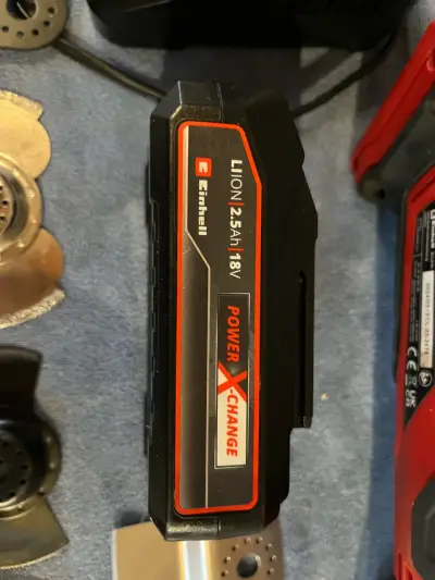 Herramienta multifuncional con accesorios y cargador - miniatura 6