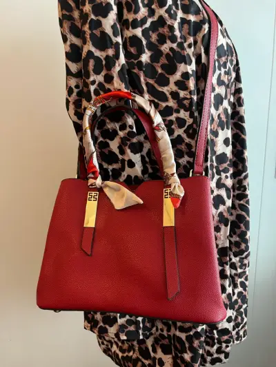 Elegante cartera roja con detalles dorados - miniatura 1