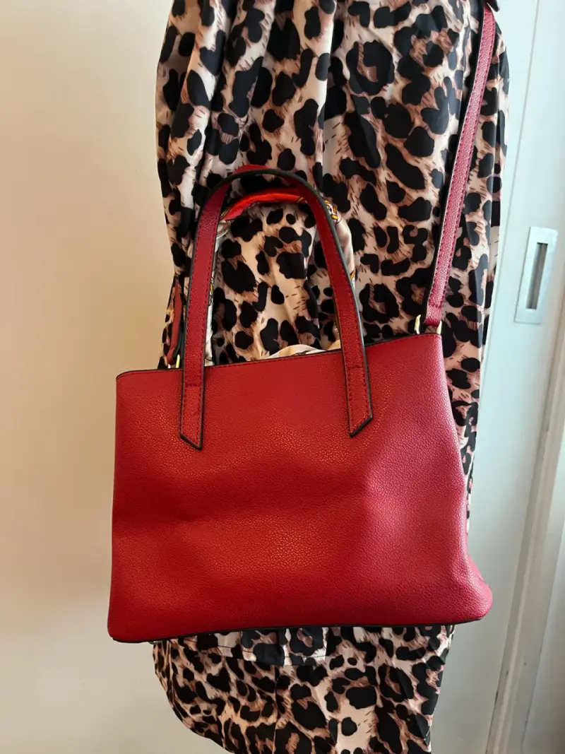 Elegante cartera roja con detalles dorados - 2