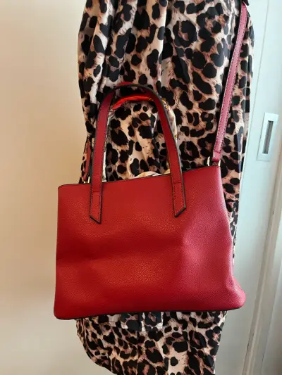 Elegante cartera roja con detalles dorados - miniatura 2