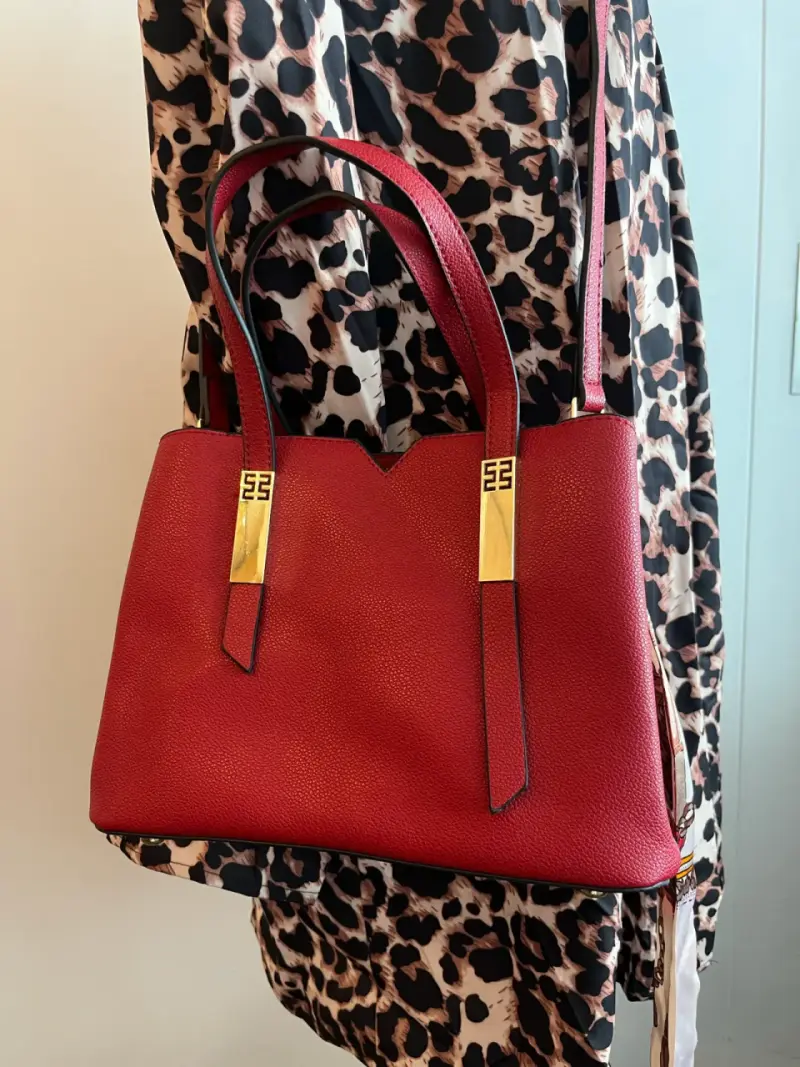 Elegante cartera roja con detalles dorados - 3