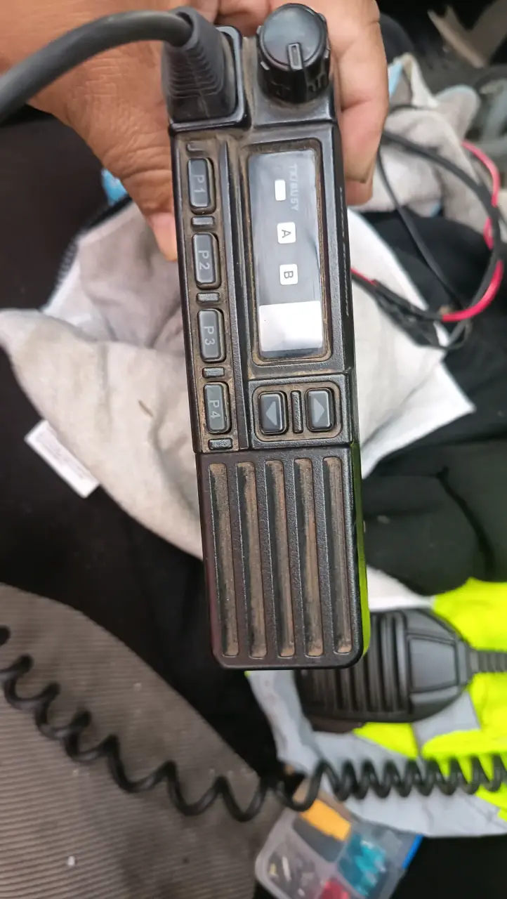 Radio de comunicación portátil con micrófono - 1
