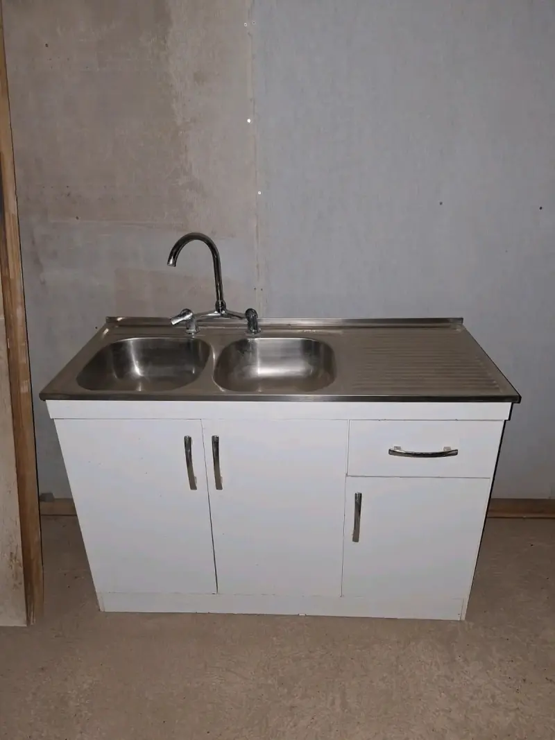 Lavaplatos doble con mueble de cocina