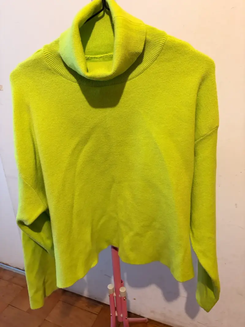 Suéter cuello alto verde neón para mujer - 1