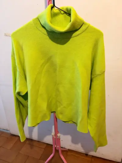 Suéter cuello alto verde neón para mujer - miniatura 2
