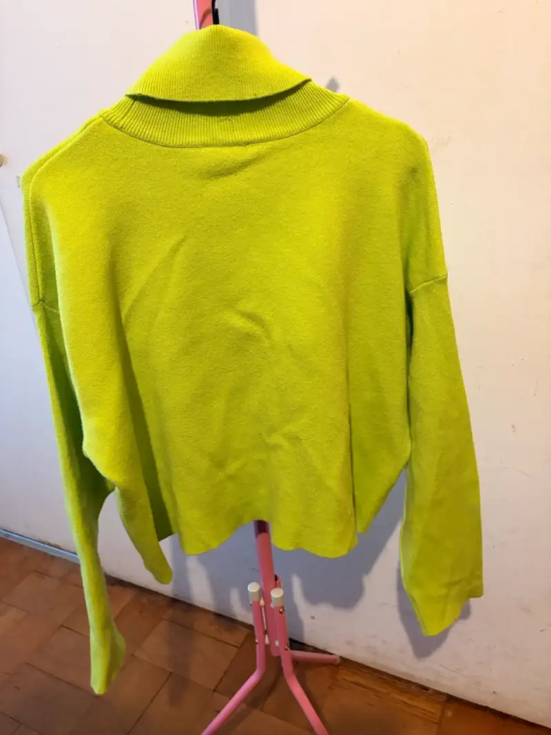 Suéter cuello alto verde neón para mujer - 3